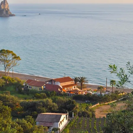 Beachfront House Eftichia Ferienhaus