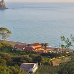 Beachfront House Eftichia 펜션